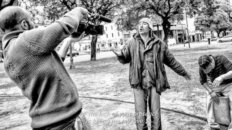 Antonio Manco durante le riprese del documentario su Pino Bertelli, fotografo di strada, a Buenos Aires